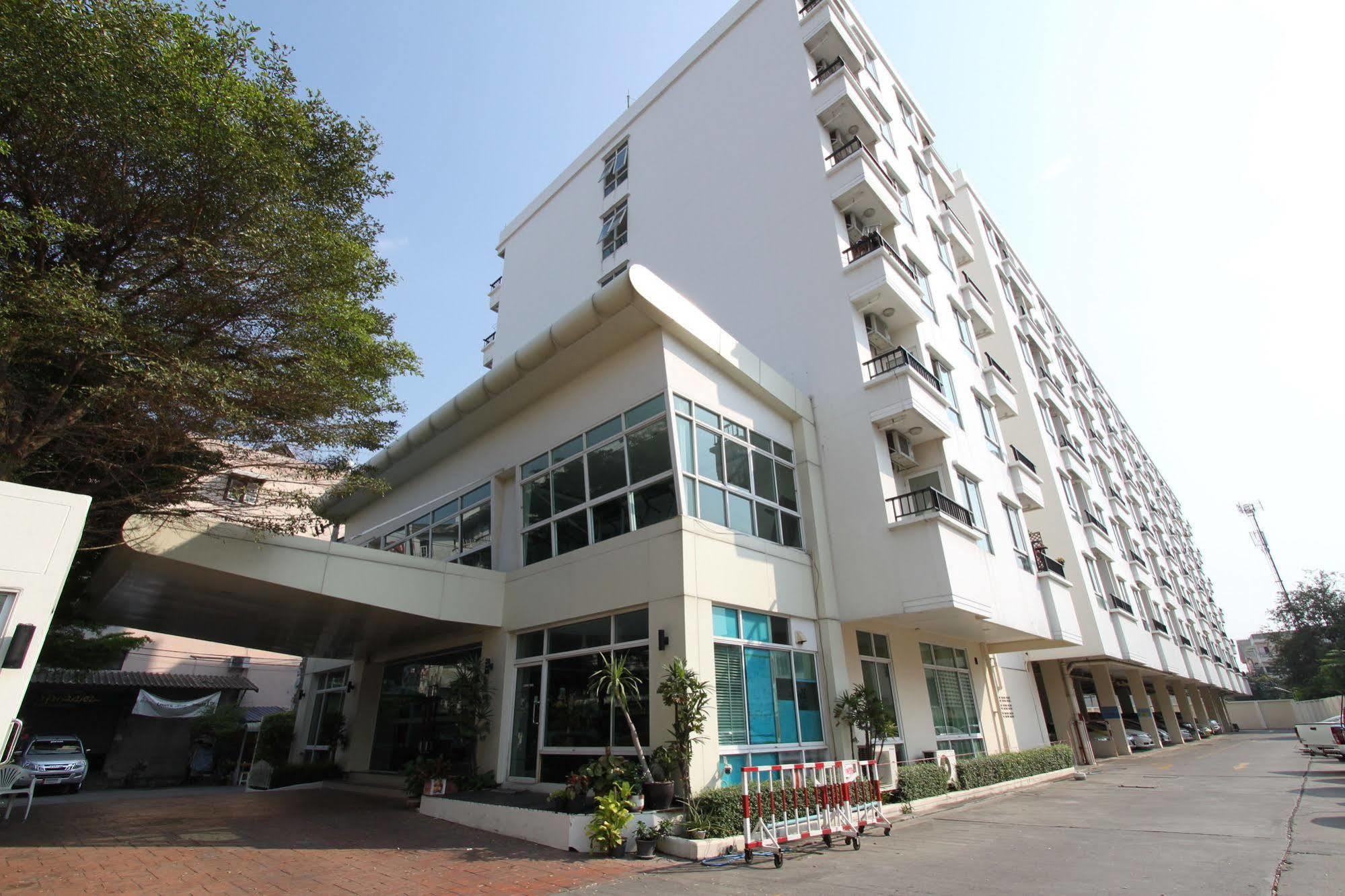 The Royalbee Aparthotel Bangkok Exterior photo